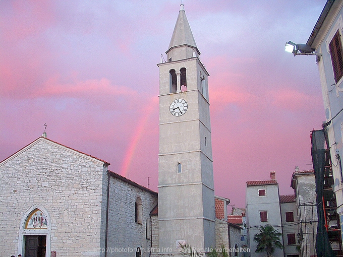 Kirche in Fazana behütet vom Regenbogen