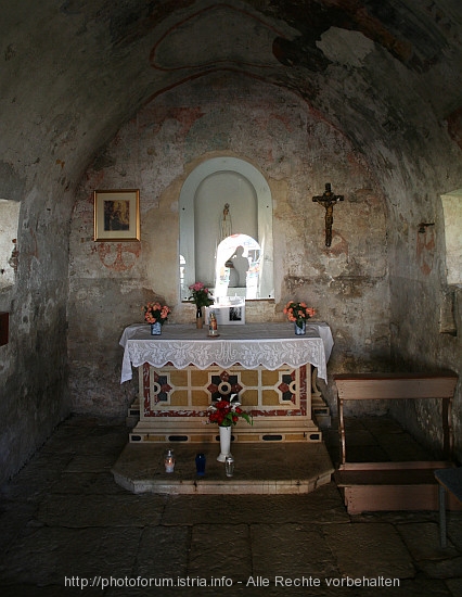 FAZANA > Kirche zur gesegneten Jungfrau von Karmel - Innenraum