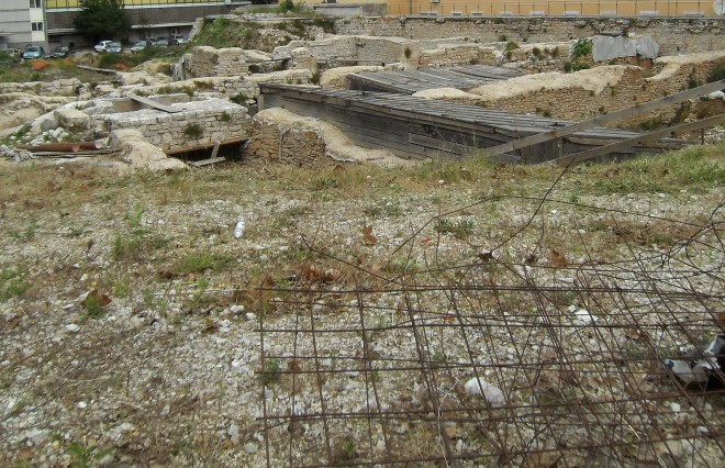 Pula > Ausgrabungsstätte nähe Hafen