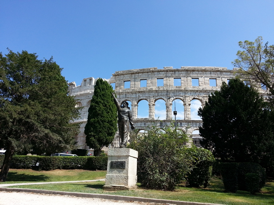 * Istrien: Pula > Amphitheater