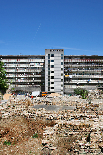 PULA > Ausgrabungen vor moderner Architektur - Stadtzentrum