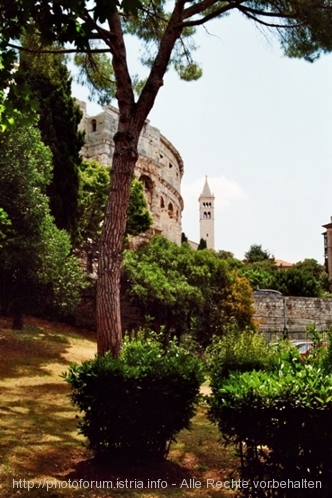 PULA > Amphitheater vom Park aus