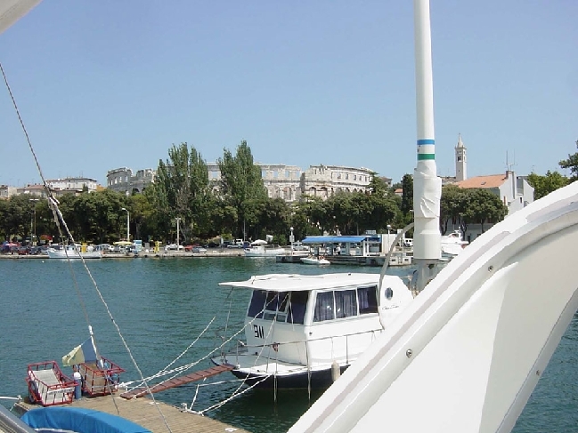 PULA > Hafenblick mit Amphitheater