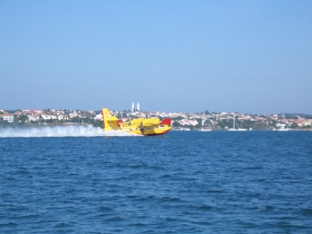 MEDULIN > Medulinski zaljev > Feuerlöschflugzeug