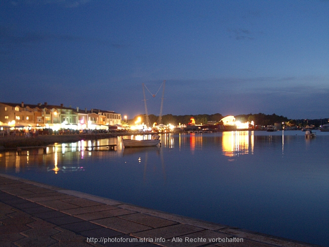 Hafen bei Nacht