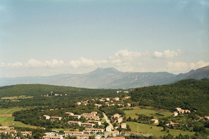 LABIN > Alt-Labin > Blick über Podlabin zum Ucka-Gebirge