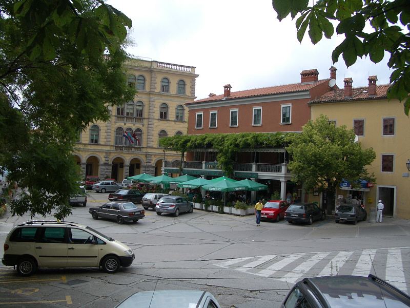 'Labin > Hauptplatz Crcak mit Stadtpalast (Gemeindeverwaltung) und Velo Cafe