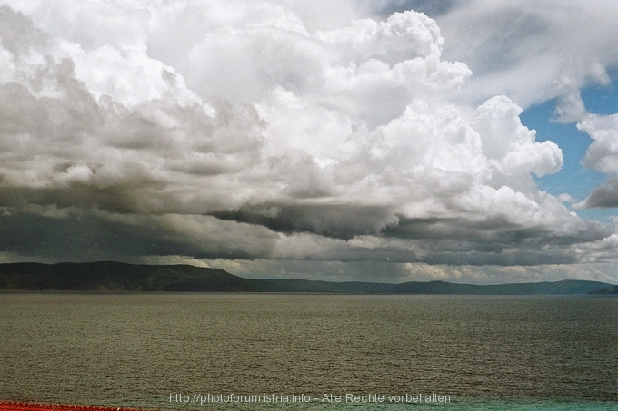 Rabac >Wolken über Cres