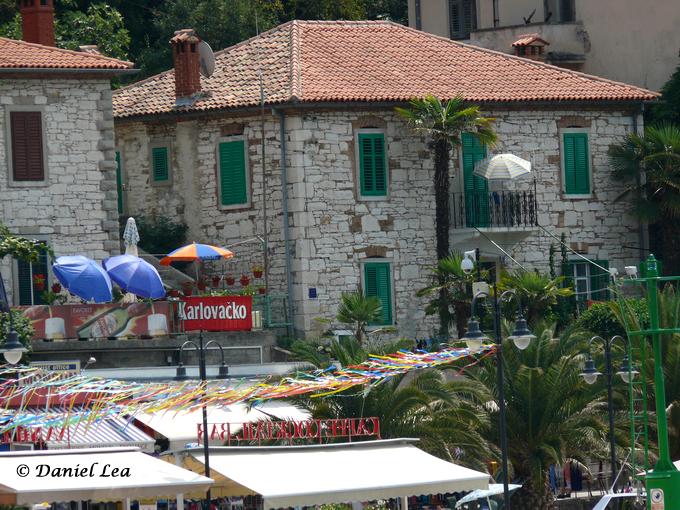 Eines der älteren Häuser am Hafen in Rabac.