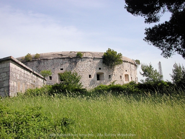 Festung neben Hauptfriedhof