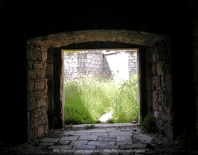 Festung neben Hauptfriedhof 6