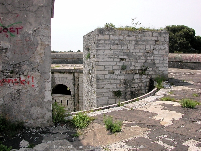 Festung neben Hauptfriedhof 8
