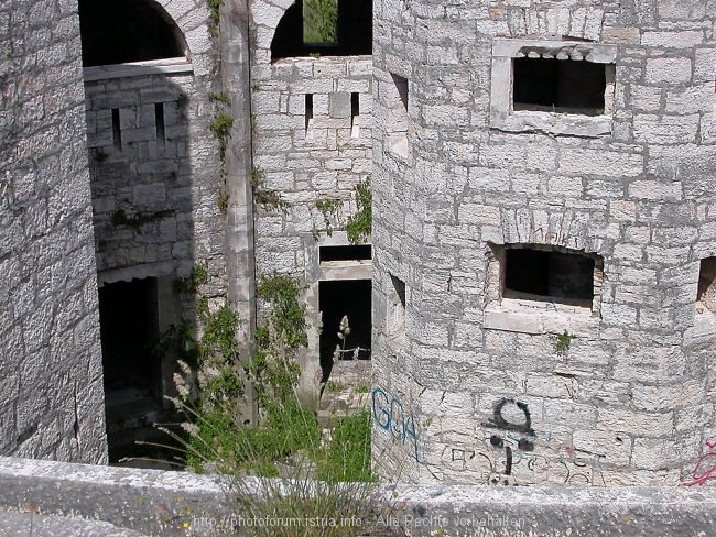 Festung neben Hauptfriedhof