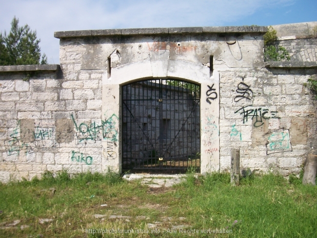 Festung neben Hauptfriedhof 8