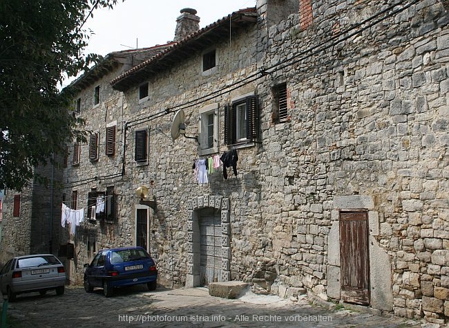 BUZET > Haus im Zeitraffer