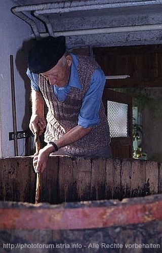 Deda bei der Weinherstellung