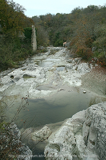 MIRNA bei KOTLI (nähe Hum) > Flussbett vor der Mühle