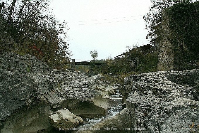 MIRNA bei KOTLI (nähe Hum) > Flussbett im Fels vor der Mühle