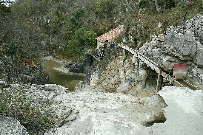 MIRNA bei KOTLI (nähe Hum) > Mühle am Flussbett