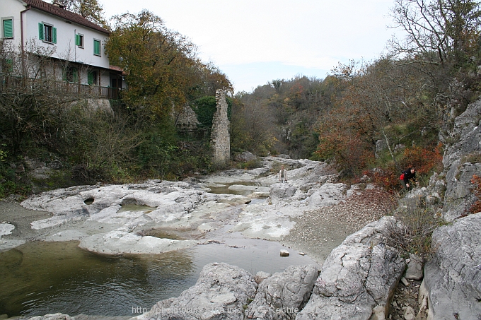 MIRNA bei KOTLI (nähe Hum) > Flussbett vor der Mühle