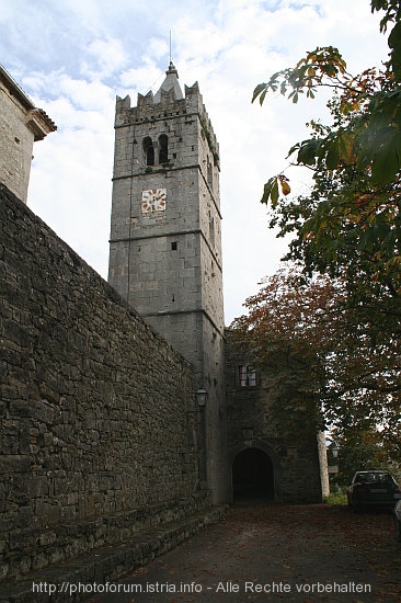 HUM > Kirchturm mit Stadttorzugang