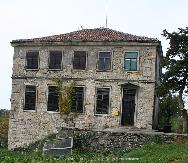 HUM > Ehemalige Schule außerhalb der Stadtmauer