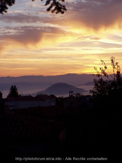 MIRNATAL > Sonnenaufgang bei nebelbehangenen Wäldern