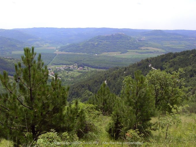 MIRNATAL > Aussicht von Oprtalj über Livade hinweg nach Motovun