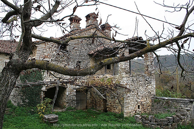 KOTLI > Haus - 3 Schornsteine