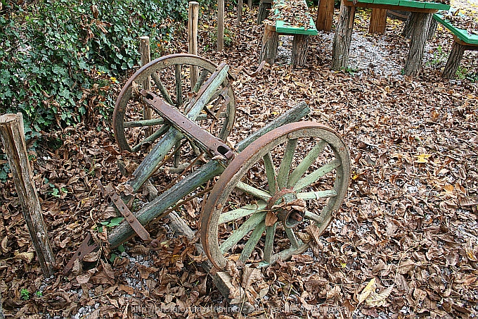 KOTLI > Ackergerät im Herbstlaub