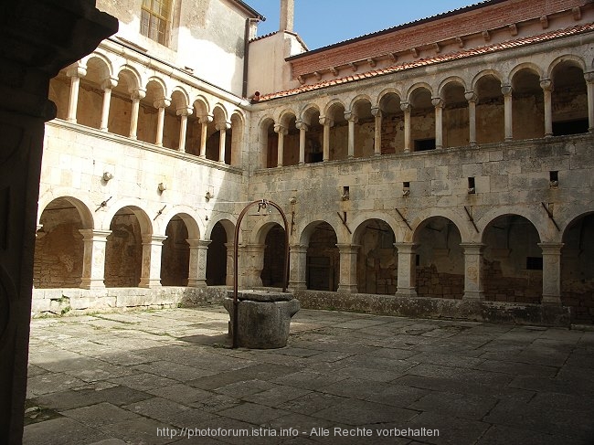 SVETI PETAR U SUMI > Kloster Sankt Peter und Paul > Kreuzgang