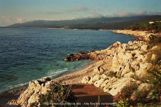 Strand bei Rabac im Licht der aufgehenden Sonne