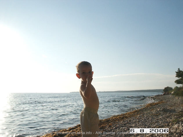 unser Sohn an einem Strand bei Barbariga