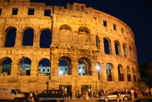 Arena in Pula bei Nacht (erst im November eingestellt)