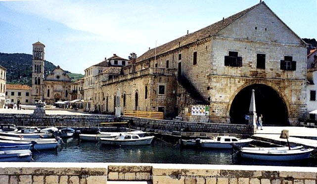 Arsenal am Hafen von Hvar