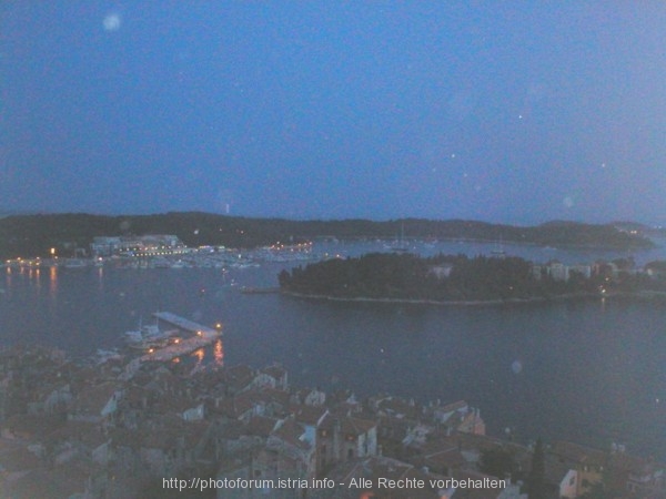 Nachtaufnahme vom Kirchturm in Rovinj