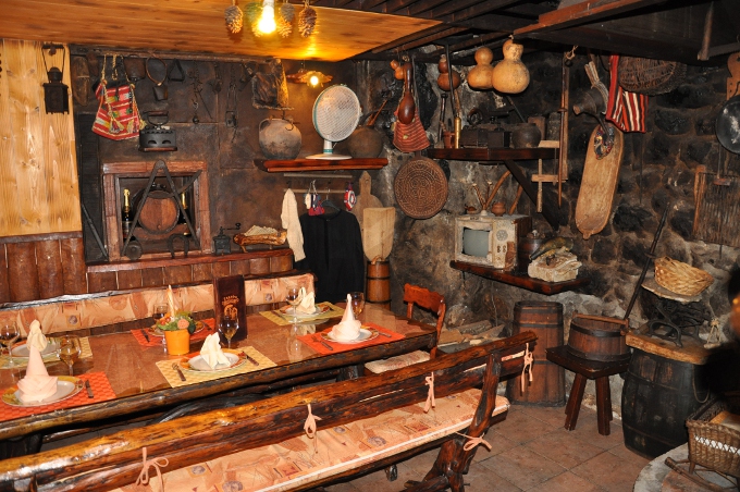 Omis Restaurant Flintstones