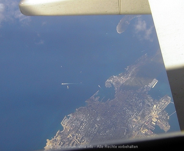 SPLIT > Fährhafen und die Arena von Hajduk Split