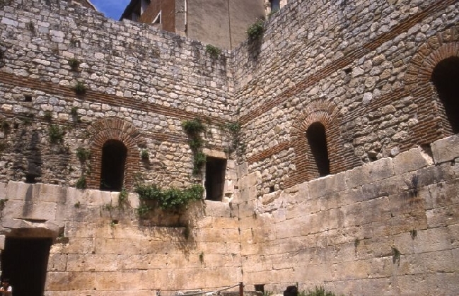 GEWOELBE DIOKLETIANPALAST > UNESCO-Ausstellung > Palastmauern mit Blick ins Freie
