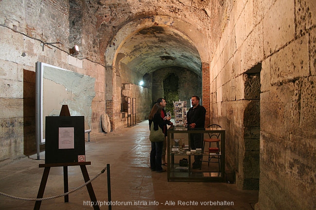 GEWOELBE DIOKLETIANPALAST > UNESCO-Ausstellung > Eingang Westhälfte