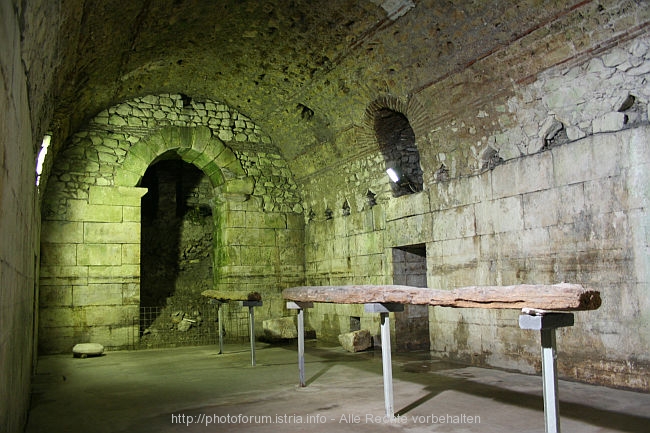 GEWOELBE DIOKLETIANPALAST > UNESCO-Ausstellung > Holzträger