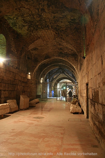 GEWOELBE DIOKLETIANPALAST > UNESCO-Ausstellung > Eingang Osthälfte