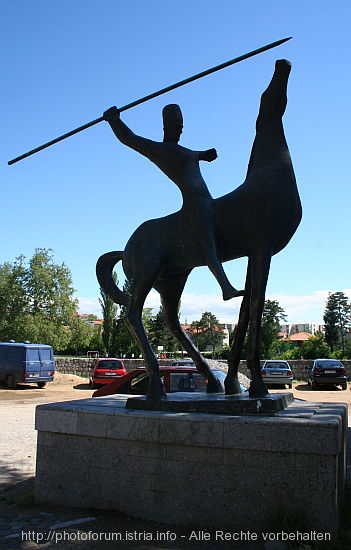 SINJ > Denkmal Alkar