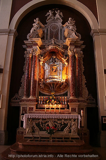SINJ > Franziskanerkirche > Altar der Madonna von Sinj