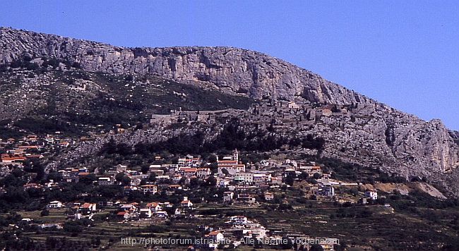 KLIS > Panorama mit unscheinbarer Festung