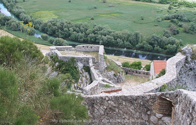 FESTUNG KNIN > Festung oberhalb der Krka