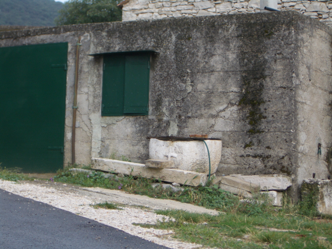 Istrien: Skitača (Ostküste) > Altes Taufbecken