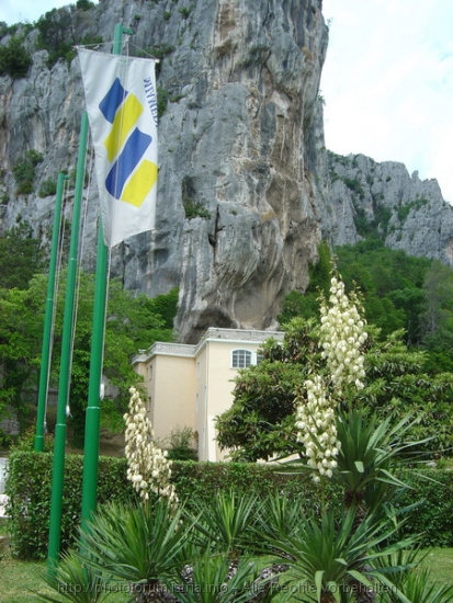 ISTARSKE TOPLICE > Berg mit Gebäude