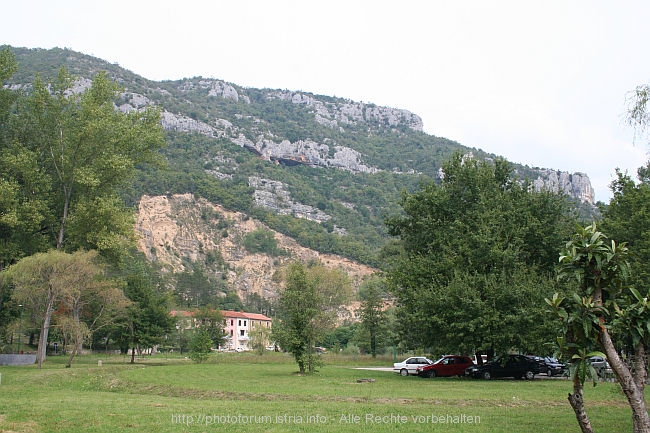 ISTARSKE TOPLICE > Bergpanorama mit Wohnblocks