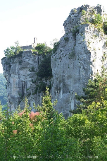 Kapelle auf Felsen oberhalb Therme